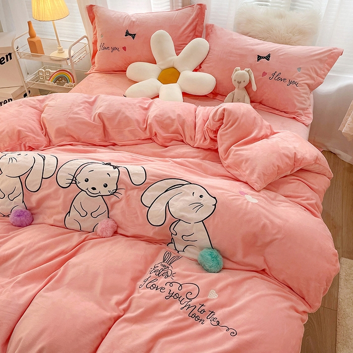 91家纺网 家纺一手货源 找家纺 梵克保罗 2025秋冬新款高克重婴儿绒原创绣花工艺系列三件套四件套-卡通系列 可爱兔-粉