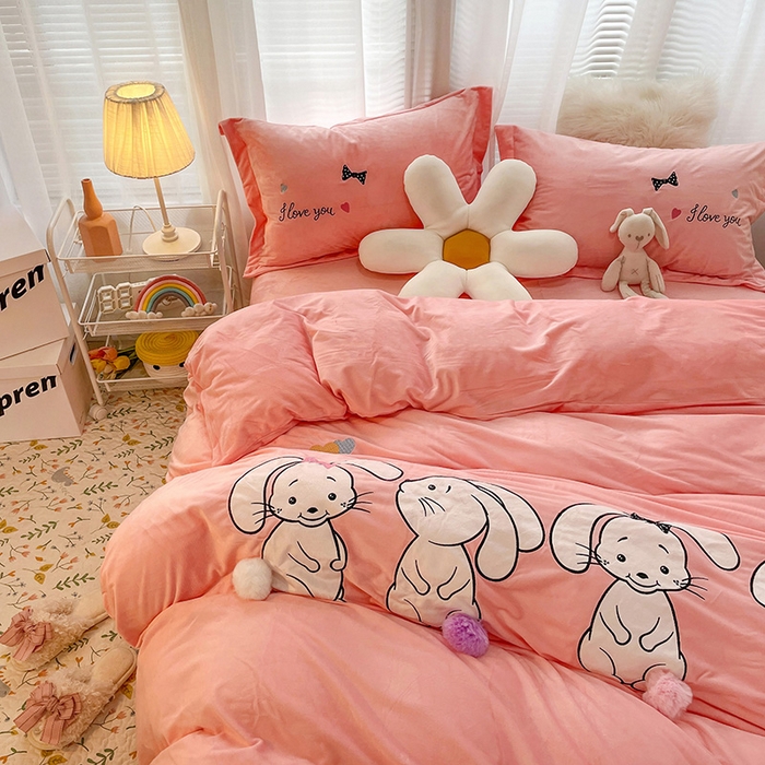 91家纺网 家纺一手货源 找家纺 梵克保罗 2025秋冬新款高克重婴儿绒原创绣花工艺系列三件套四件套-卡通系列 可爱兔-粉