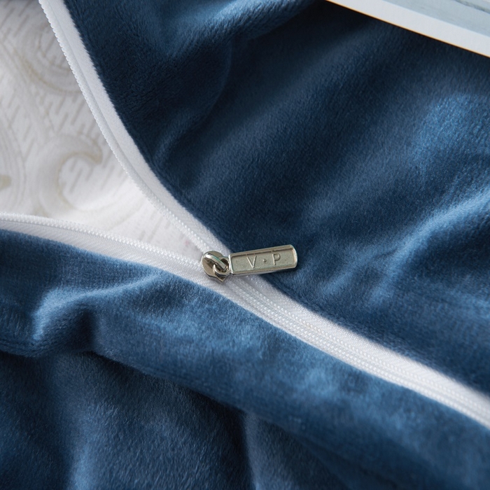 91家纺网 家纺一手货源 找家纺 梵克保罗 2025秋冬新款高克重婴儿绒原创绣花工艺系列三件套四件套-卡通系列 快乐一家-蓝