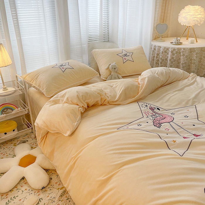 91家纺网 家纺一手货源 找家纺 梵克保罗 2025秋冬新款高克重婴儿绒原创绣花工艺系列三件套四件套-卡通系列 火烈鸟-黄