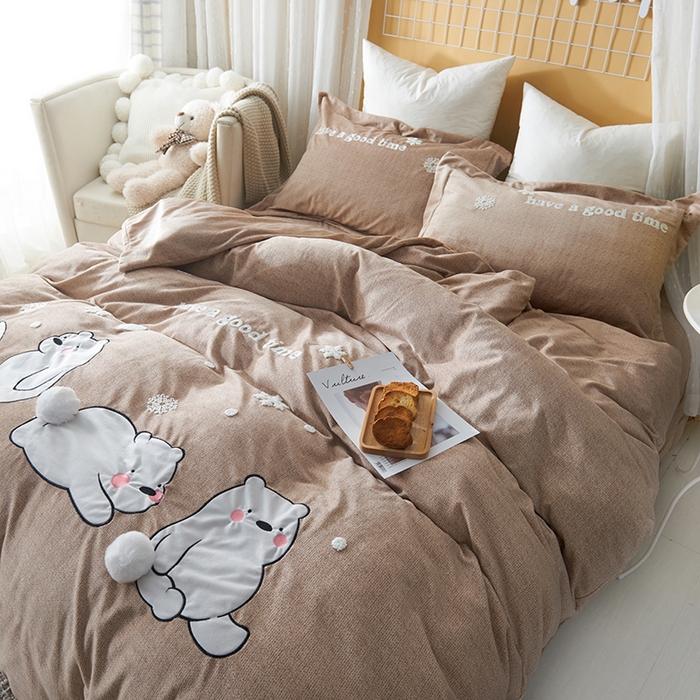 91家纺网 家纺一手货源 找家纺 梵克保罗 2025秋冬新款高克重婴儿绒原创绣花工艺系列三件套四件套-卡通系列 呆萌熊