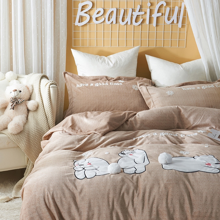 91家纺网 家纺一手货源 找家纺 梵克保罗 2025秋冬新款高克重婴儿绒原创绣花工艺系列三件套四件套-卡通系列 呆萌熊