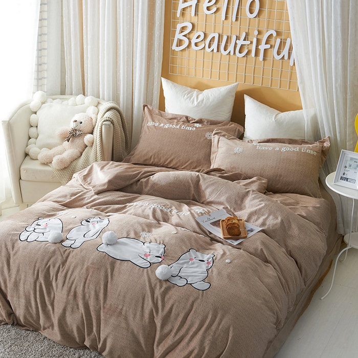 91家纺网 家纺一手货源 找家纺 梵克保罗 2025秋冬新款高克重婴儿绒原创绣花工艺系列三件套四件套-卡通系列 呆萌熊