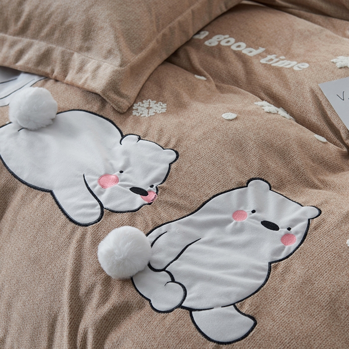 91家纺网 家纺一手货源 找家纺 梵克保罗 2025秋冬新款高克重婴儿绒原创绣花工艺系列三件套四件套-卡通系列 呆萌熊