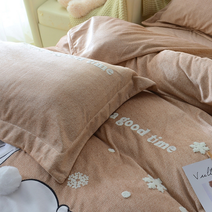 91家纺网 家纺一手货源 找家纺 梵克保罗 2025秋冬新款高克重婴儿绒原创绣花工艺系列三件套四件套-卡通系列 呆萌熊