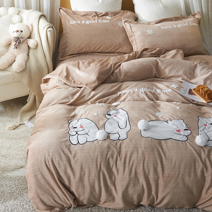 91家纺网 家纺一手货源 找家纺 梵克保罗 2025秋冬新款高克重婴儿绒原创绣花工艺系列三件套四件套-卡通系列 呆萌熊