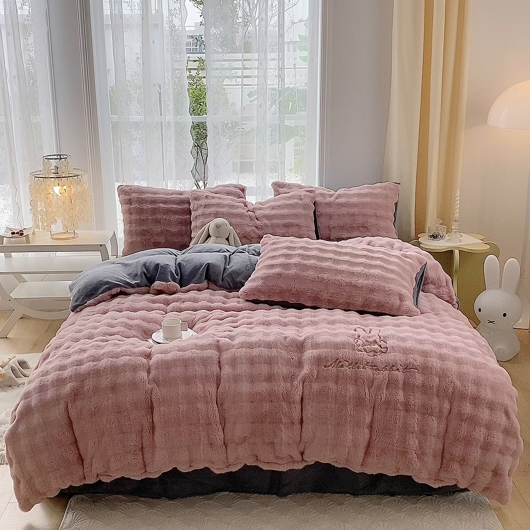 91家纺网 家纺一手货源 找家纺 潮邦创意家居 2025新款小米兔泡泡兔绒保暖四件套 米兔豆沙