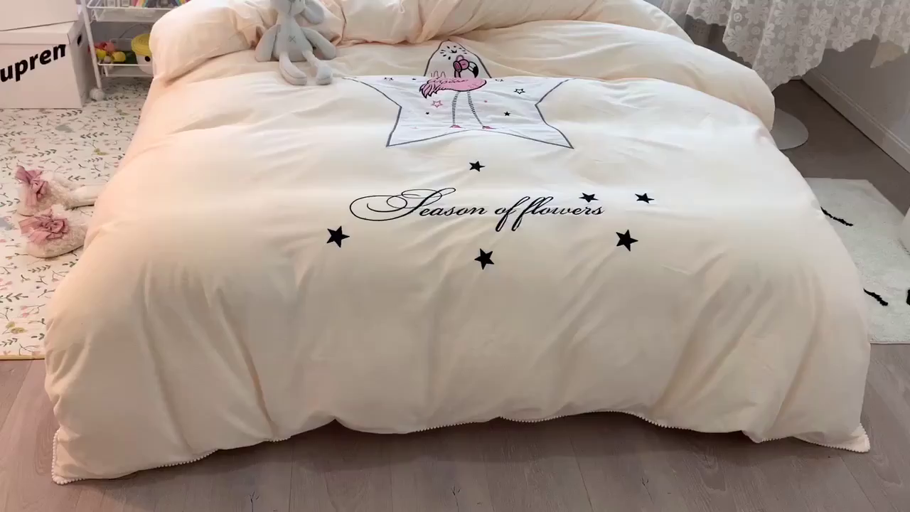 91家纺网 家纺一手货源 找家纺 梵克保罗 2025秋冬新款高克重婴儿绒原创绣花工艺系列三件套四件套-卡通系列 火烈鸟-黄