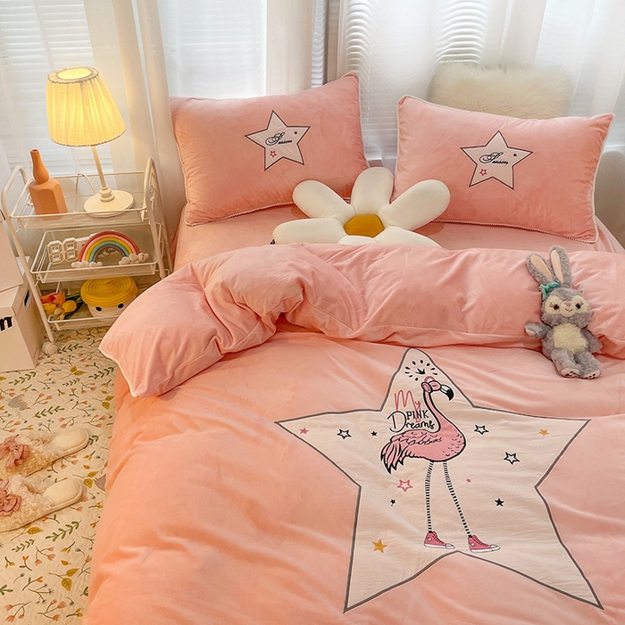 91家纺网 家纺一手货源 找家纺 梵克保罗 2025秋冬新款高克重婴儿绒原创绣花工艺系列三件套四件套-卡通系列 火烈鸟-粉