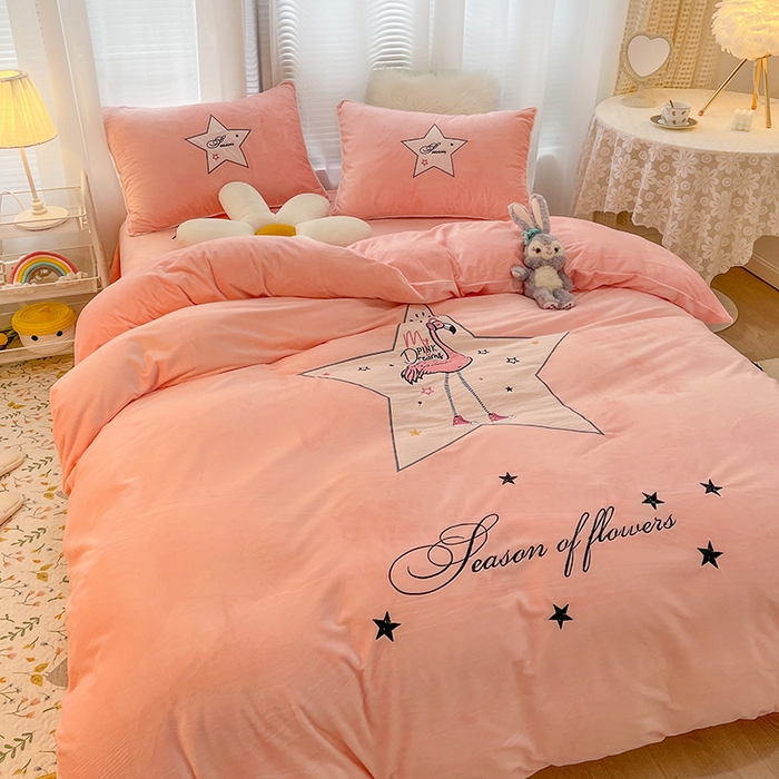 91家纺网 家纺一手货源 找家纺 梵克保罗 2025秋冬新款高克重婴儿绒原创绣花工艺系列三件套四件套-卡通系列 火烈鸟-粉