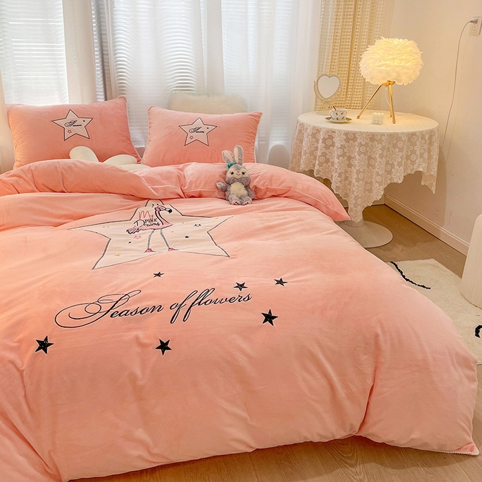 91家纺网 家纺一手货源 找家纺 梵克保罗 2025秋冬新款高克重婴儿绒原创绣花工艺系列三件套四件套-卡通系列 火烈鸟-粉