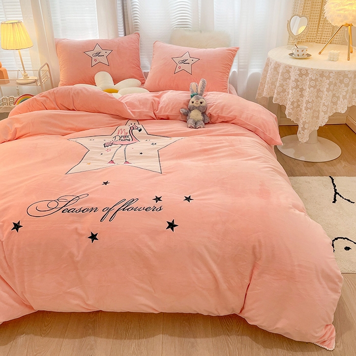 91家纺网 家纺一手货源 找家纺 梵克保罗 2025秋冬新款高克重婴儿绒原创绣花工艺系列三件套四件套-卡通系列 火烈鸟-粉