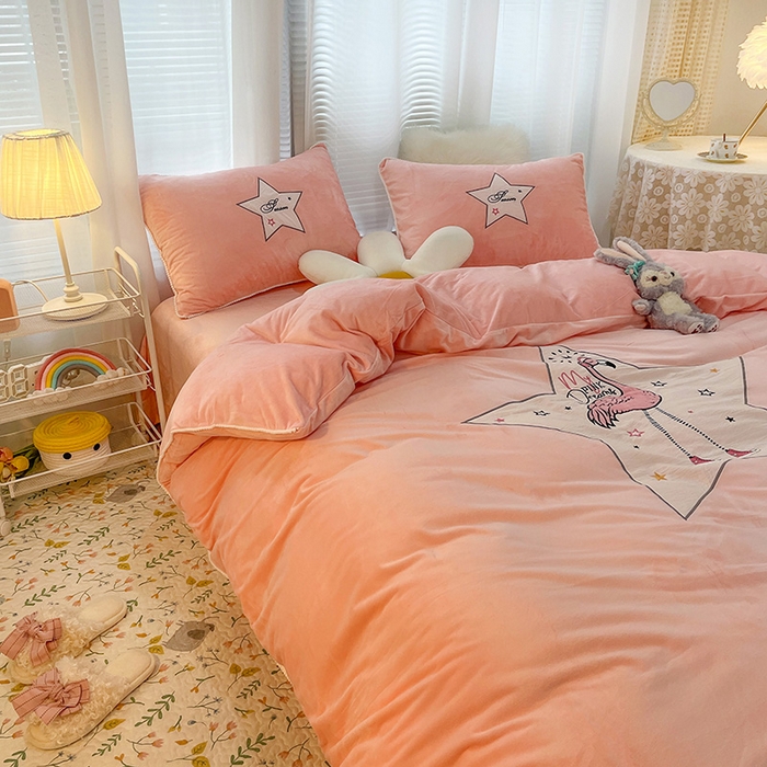 91家纺网 家纺一手货源 找家纺 梵克保罗 2025秋冬新款高克重婴儿绒原创绣花工艺系列三件套四件套-卡通系列 火烈鸟-粉