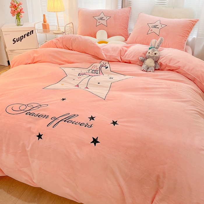 91家纺网 家纺一手货源 找家纺 梵克保罗 2025秋冬新款高克重婴儿绒原创绣花工艺系列三件套四件套-卡通系列 火烈鸟-粉