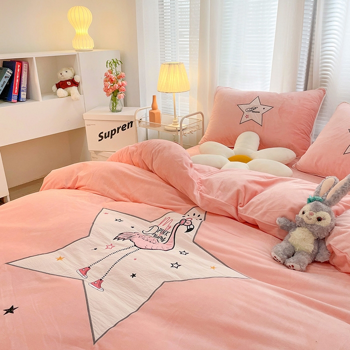 91家纺网 家纺一手货源 找家纺 梵克保罗 2025秋冬新款高克重婴儿绒原创绣花工艺系列三件套四件套-卡通系列 火烈鸟-粉