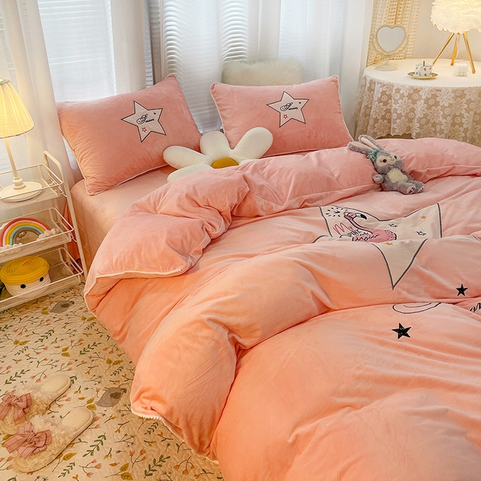 91家纺网 家纺一手货源 找家纺 梵克保罗 2025秋冬新款高克重婴儿绒原创绣花工艺系列三件套四件套-卡通系列 火烈鸟-粉