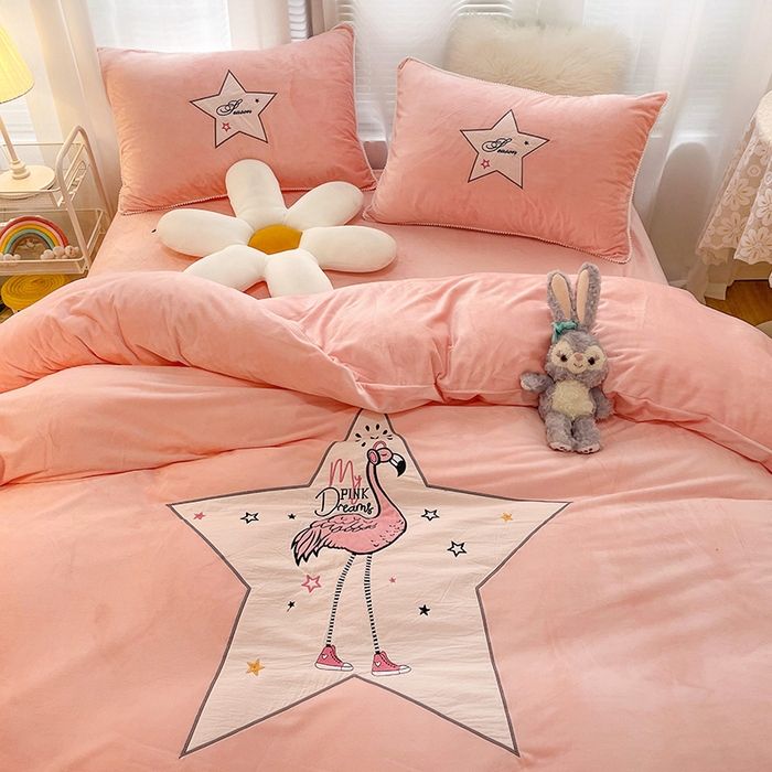 91家纺网 家纺一手货源 找家纺 梵克保罗 2025秋冬新款高克重婴儿绒原创绣花工艺系列三件套四件套-卡通系列 火烈鸟-粉