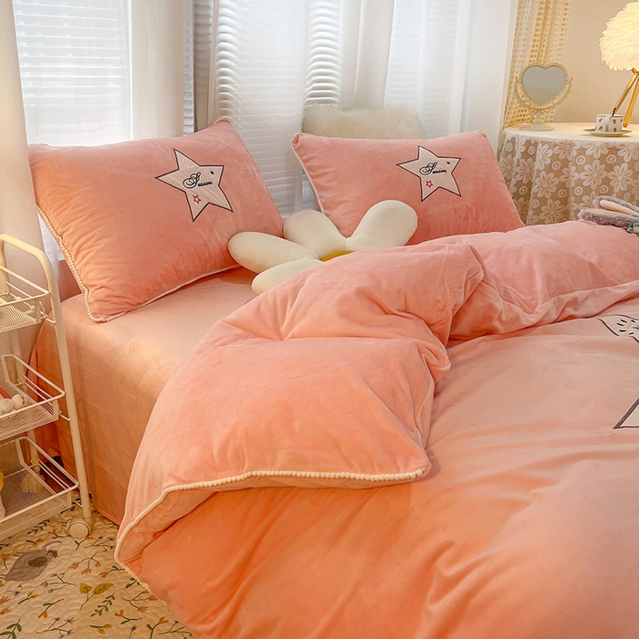 91家纺网 家纺一手货源 找家纺 梵克保罗 2025秋冬新款高克重婴儿绒原创绣花工艺系列三件套四件套-卡通系列 火烈鸟-粉