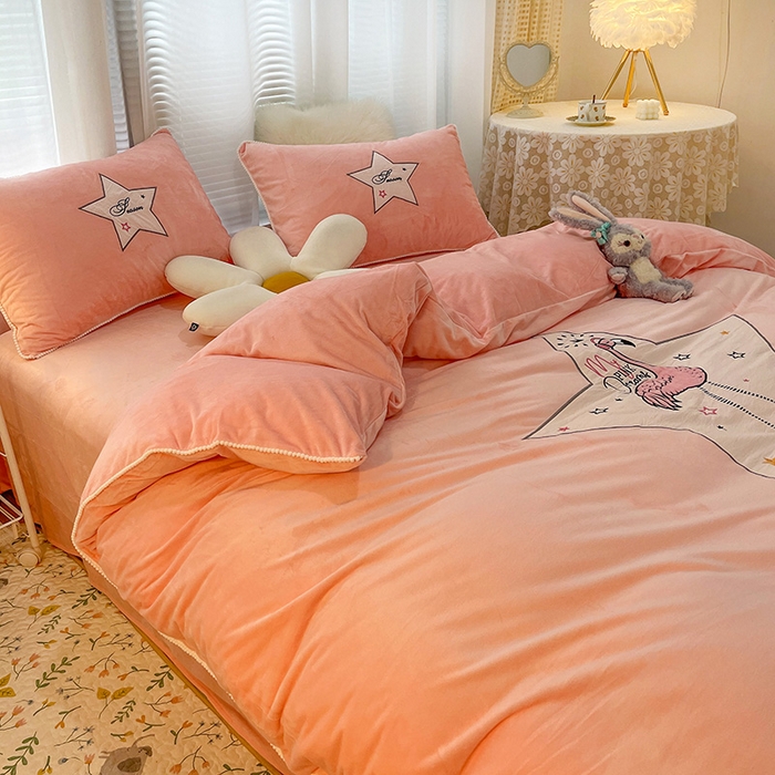 91家纺网 家纺一手货源 找家纺 梵克保罗 2025秋冬新款高克重婴儿绒原创绣花工艺系列三件套四件套-卡通系列 火烈鸟-粉