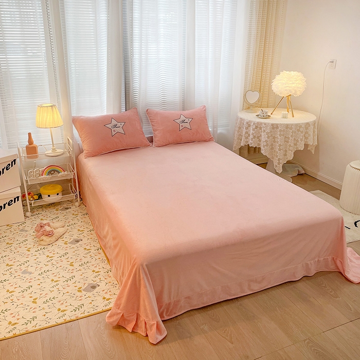 91家纺网 家纺一手货源 找家纺 梵克保罗 2025秋冬新款高克重婴儿绒原创绣花工艺系列三件套四件套-卡通系列 火烈鸟-粉