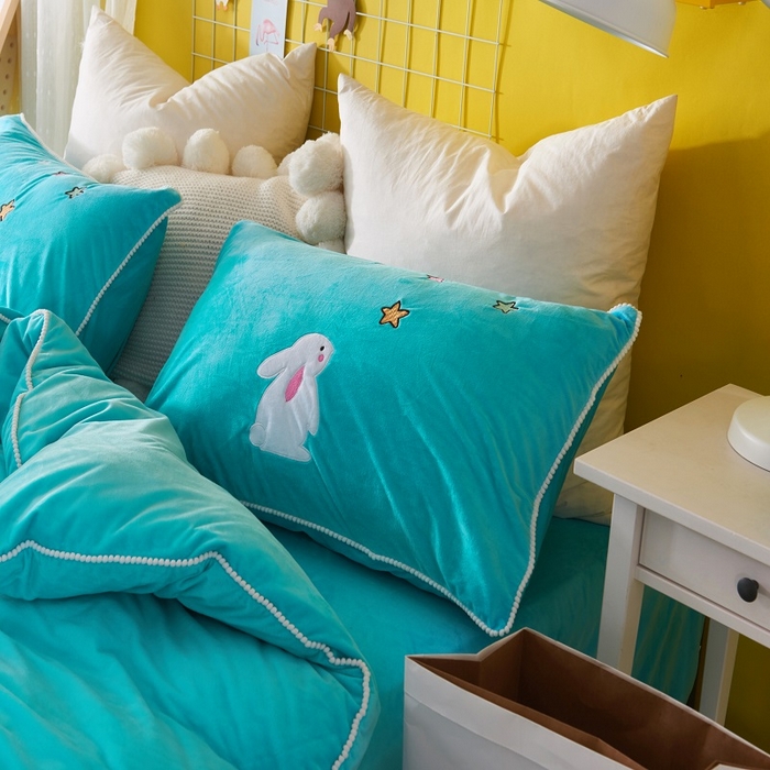 91家纺网 家纺一手货源 找家纺 梵克保罗 2025秋冬新款高克重婴儿绒原创绣花工艺系列三件套四件套-卡通系列 亲亲宝贝-翠兰