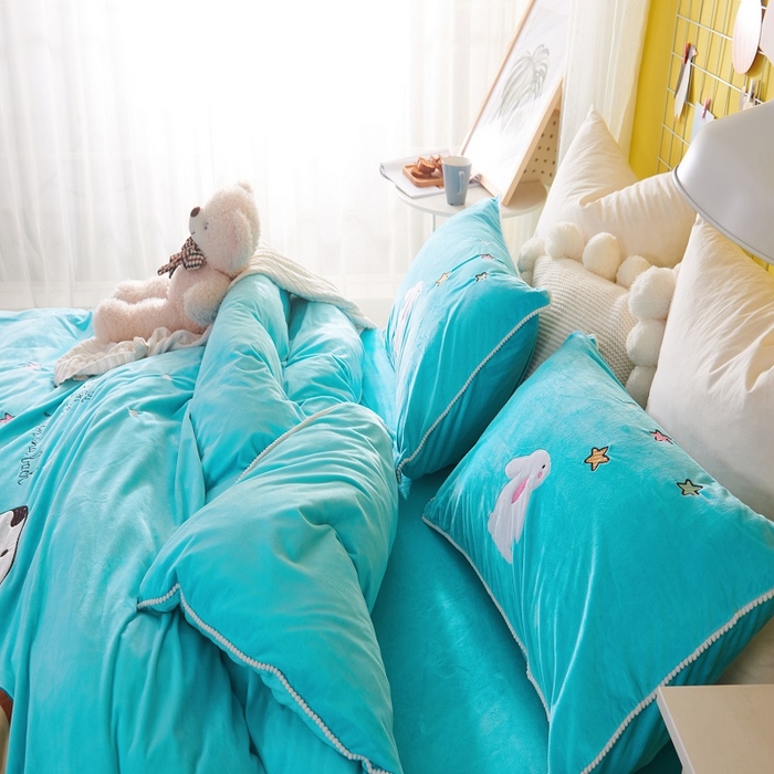 91家纺网 家纺一手货源 找家纺 梵克保罗 2025秋冬新款高克重婴儿绒原创绣花工艺系列三件套四件套-卡通系列 亲亲宝贝-翠兰