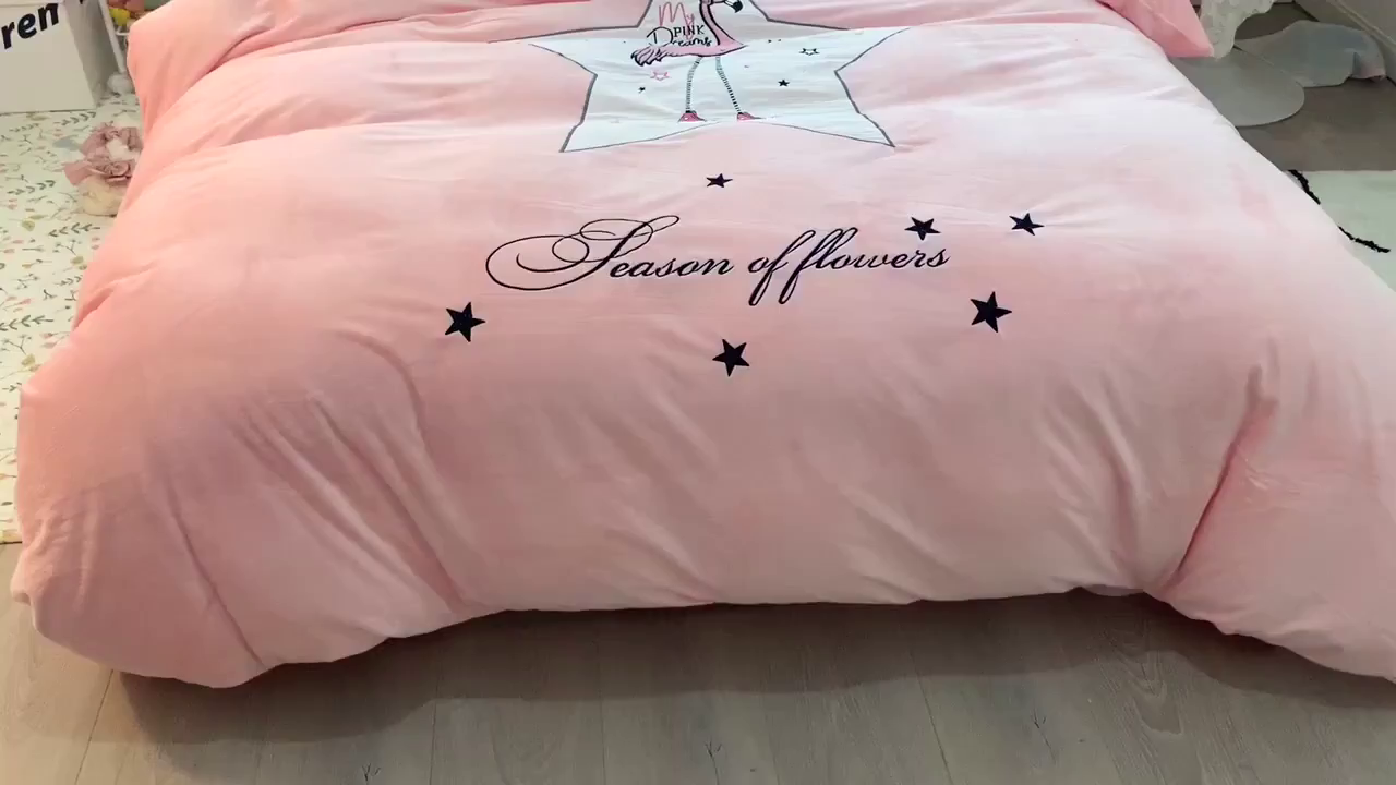 91家纺网 家纺一手货源 找家纺 梵克保罗 2025秋冬新款高克重婴儿绒原创绣花工艺系列三件套四件套-卡通系列 火烈鸟-粉