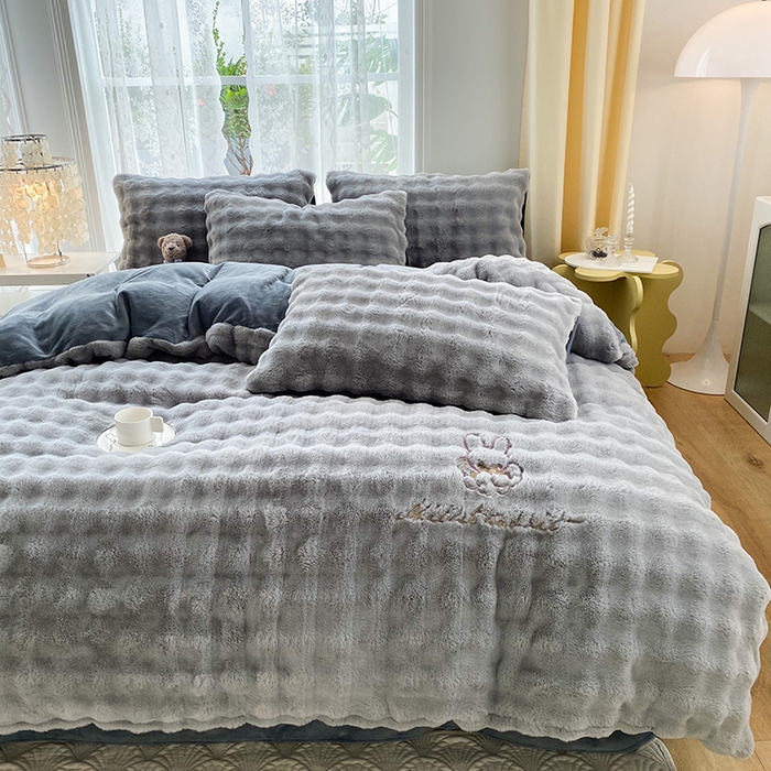 91家纺网 家纺一手货源 找家纺 潮邦创意家居 2025新款小米兔泡泡兔绒保暖四件套 米兔灰