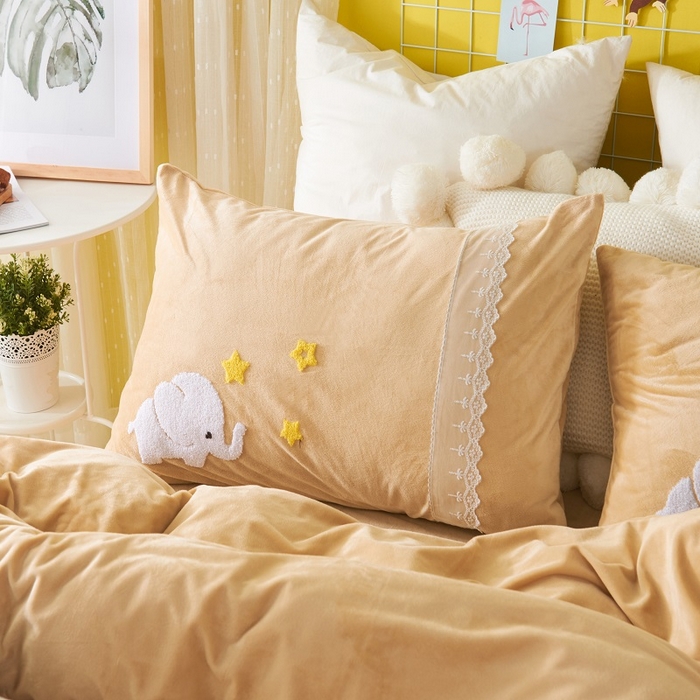 91家纺网 家纺一手货源 找家纺 梵克保罗 2025秋冬新款高克重婴儿绒原创绣花工艺系列三件套四件套-卡通系列 可爱象-咖