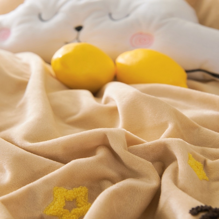 91家纺网 家纺一手货源 找家纺 梵克保罗 2025秋冬新款高克重婴儿绒原创绣花工艺系列三件套四件套-卡通系列 可爱象-咖