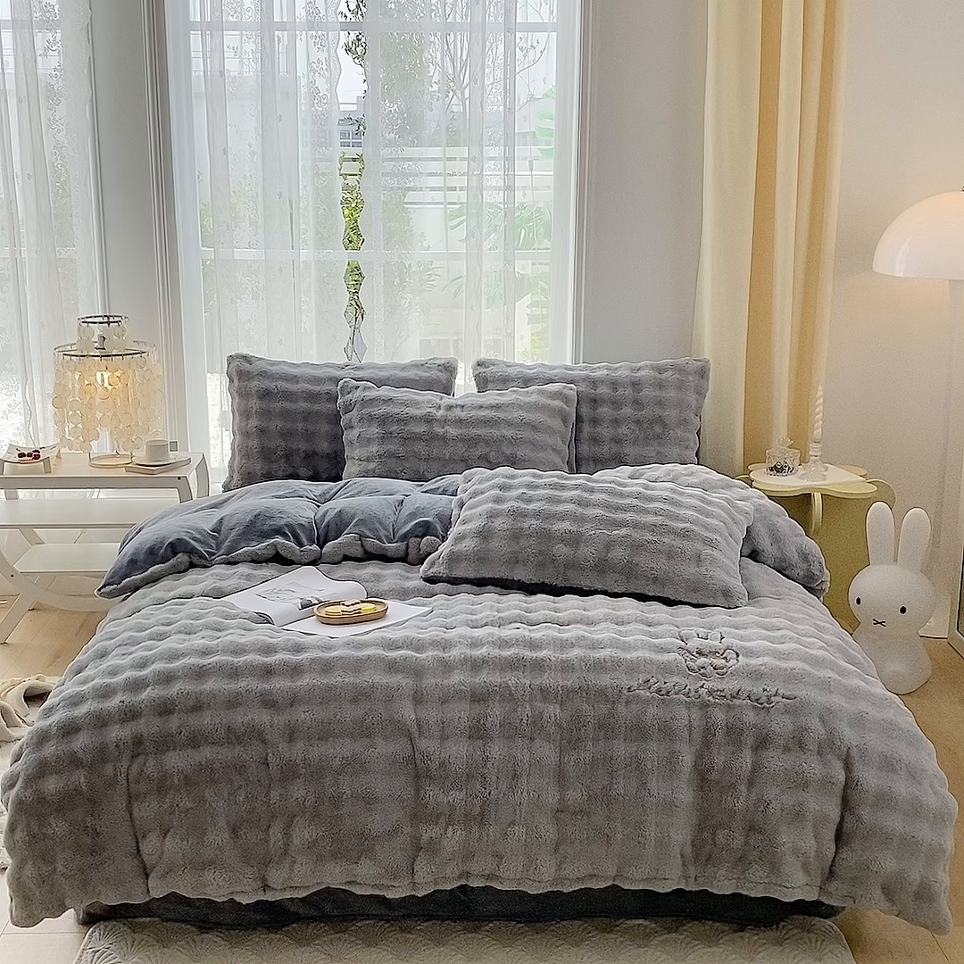 91家纺网 家纺一手货源 找家纺 潮邦创意家居 2025新款小米兔泡泡兔绒保暖四件套 米兔灰