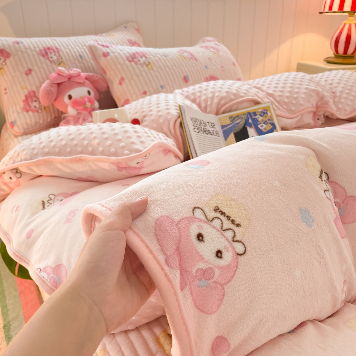 91家纺网 家纺一手货源 找家纺 贝扬思家纺 2025新款高克重牛奶绒豆豆被套床盖四件套-悦心系列 悦心-小美甜品屋