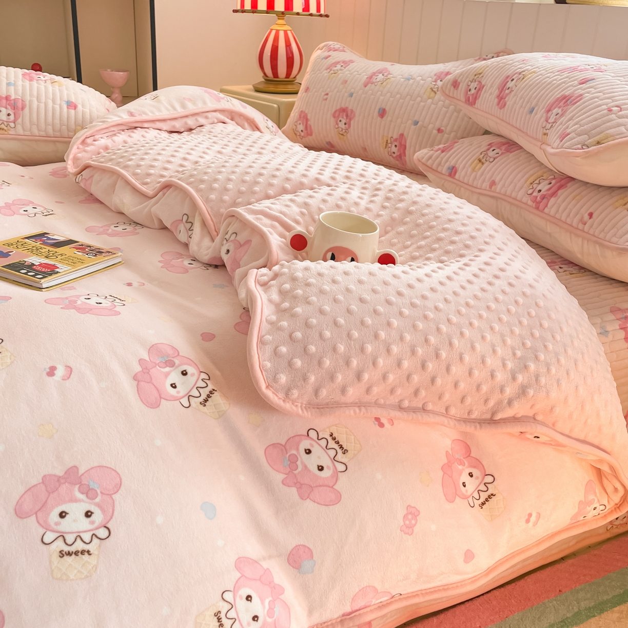 91家纺网 家纺一手货源 找家纺 贝扬思家纺 2025新款高克重牛奶绒豆豆被套床盖四件套-悦心系列 悦心-小美甜品屋