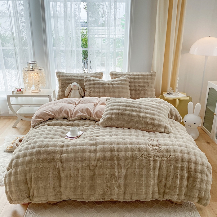 91家纺网 家纺一手货源 找家纺 潮邦创意家居 2025新款小米兔泡泡兔绒保暖四件套 米兔卡其