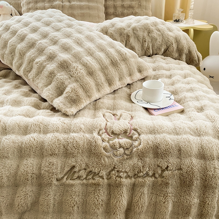 91家纺网 家纺一手货源 找家纺 潮邦创意家居 2025新款小米兔泡泡兔绒保暖四件套 米兔卡其