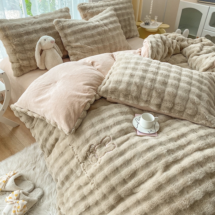 91家纺网 家纺一手货源 找家纺 潮邦创意家居 2025新款小米兔泡泡兔绒保暖四件套 米兔卡其