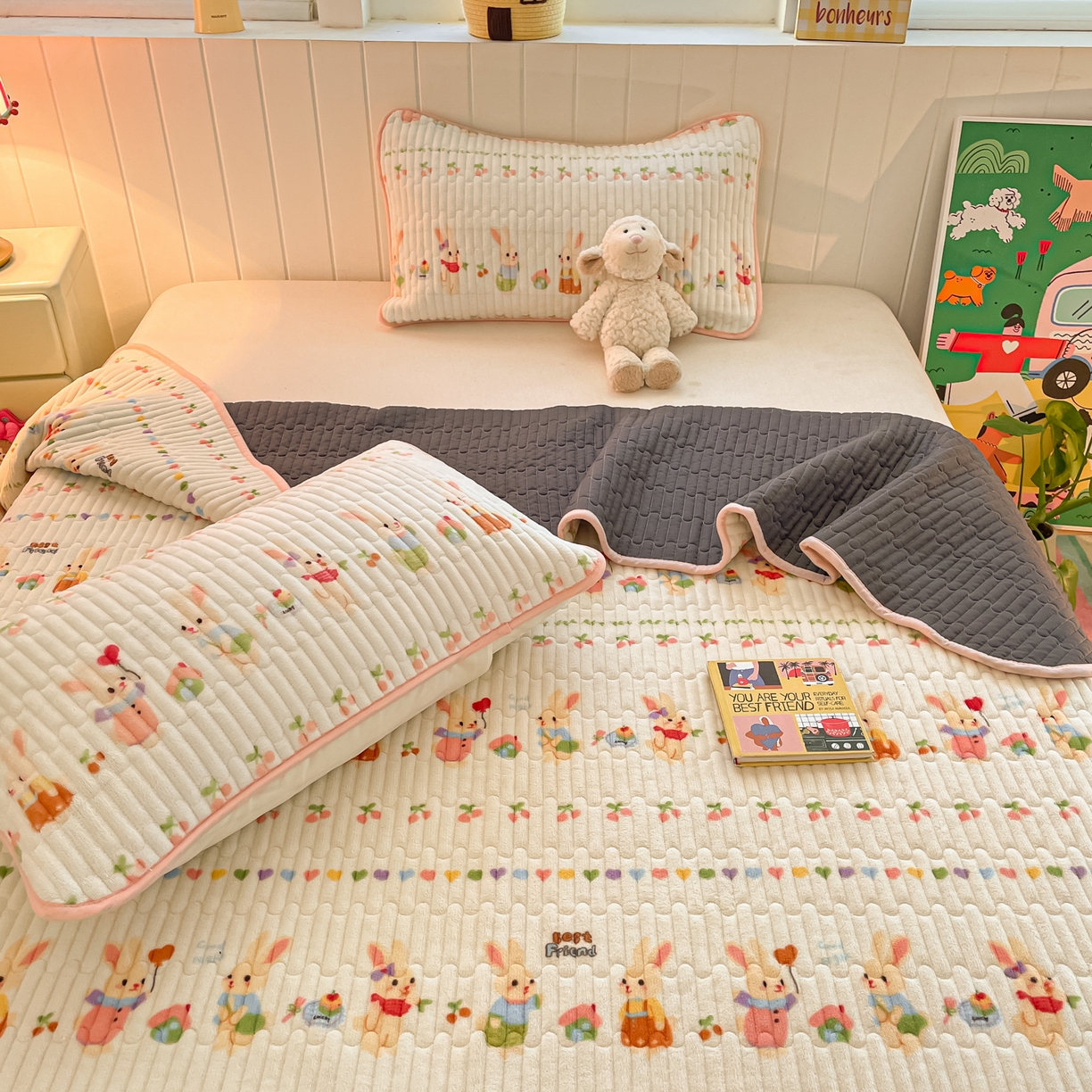 91家纺网 家纺一手货源 找家纺 贝扬思家纺 2025新款高克重牛奶绒豆豆被套床盖四件套-悦心系列 悦心-小兔派对