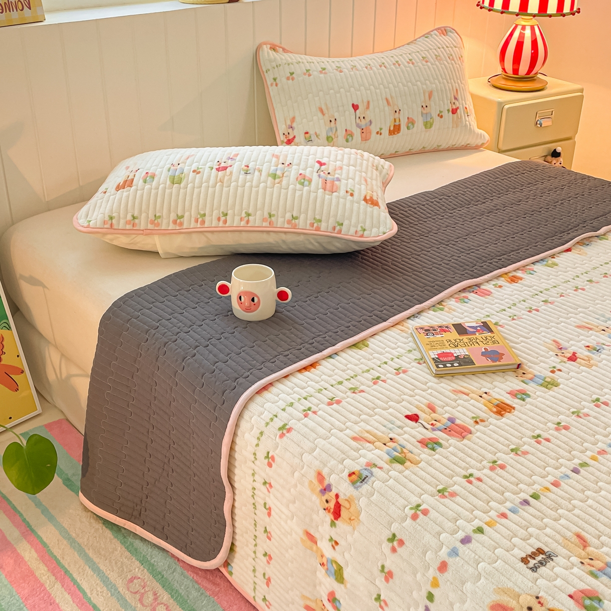 91家纺网 家纺一手货源 找家纺 贝扬思家纺 2025新款高克重牛奶绒豆豆被套床盖四件套-悦心系列 悦心-小兔派对