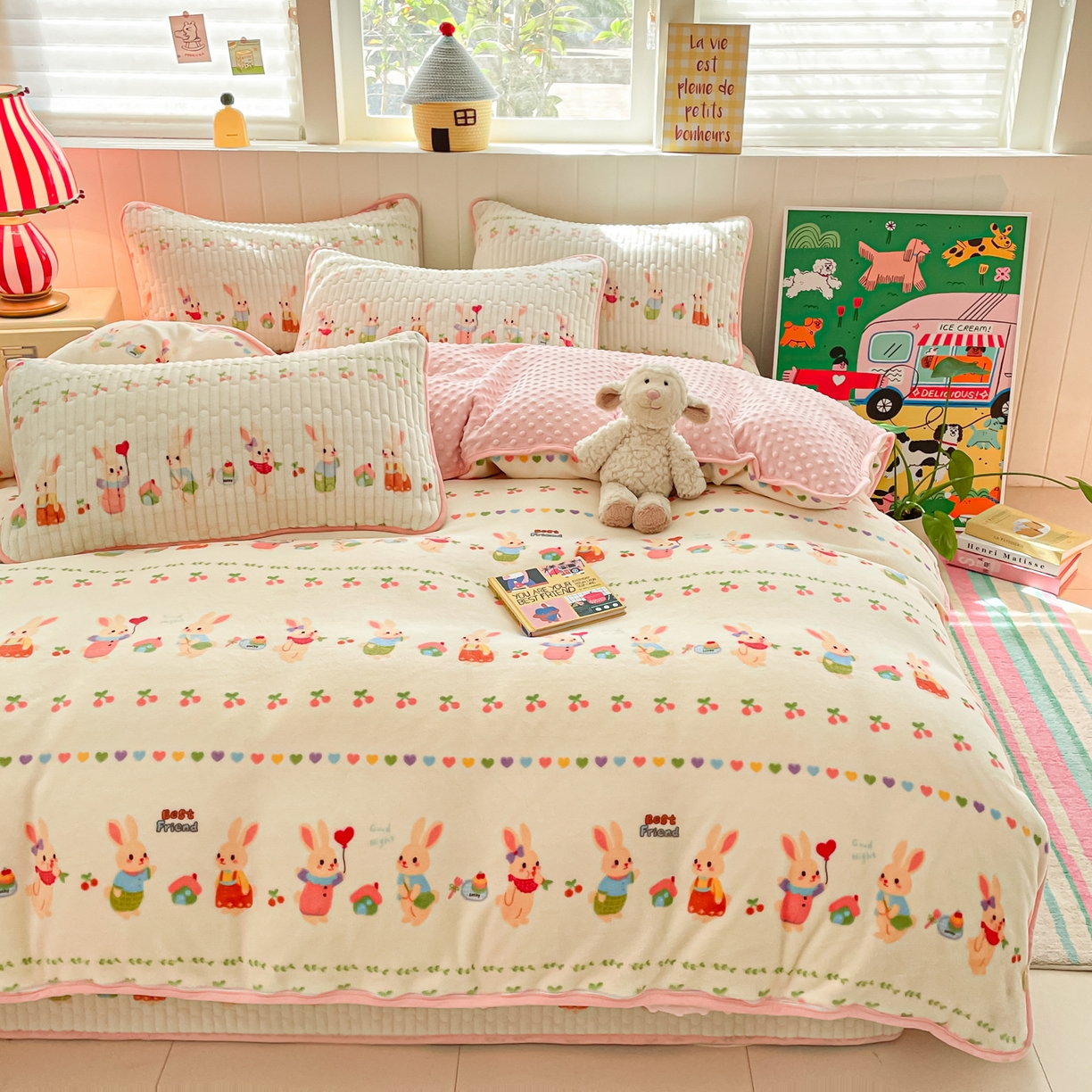 91家纺网 家纺一手货源 找家纺 贝扬思家纺 2025新款高克重牛奶绒豆豆被套床盖四件套-悦心系列 悦心-小兔派对