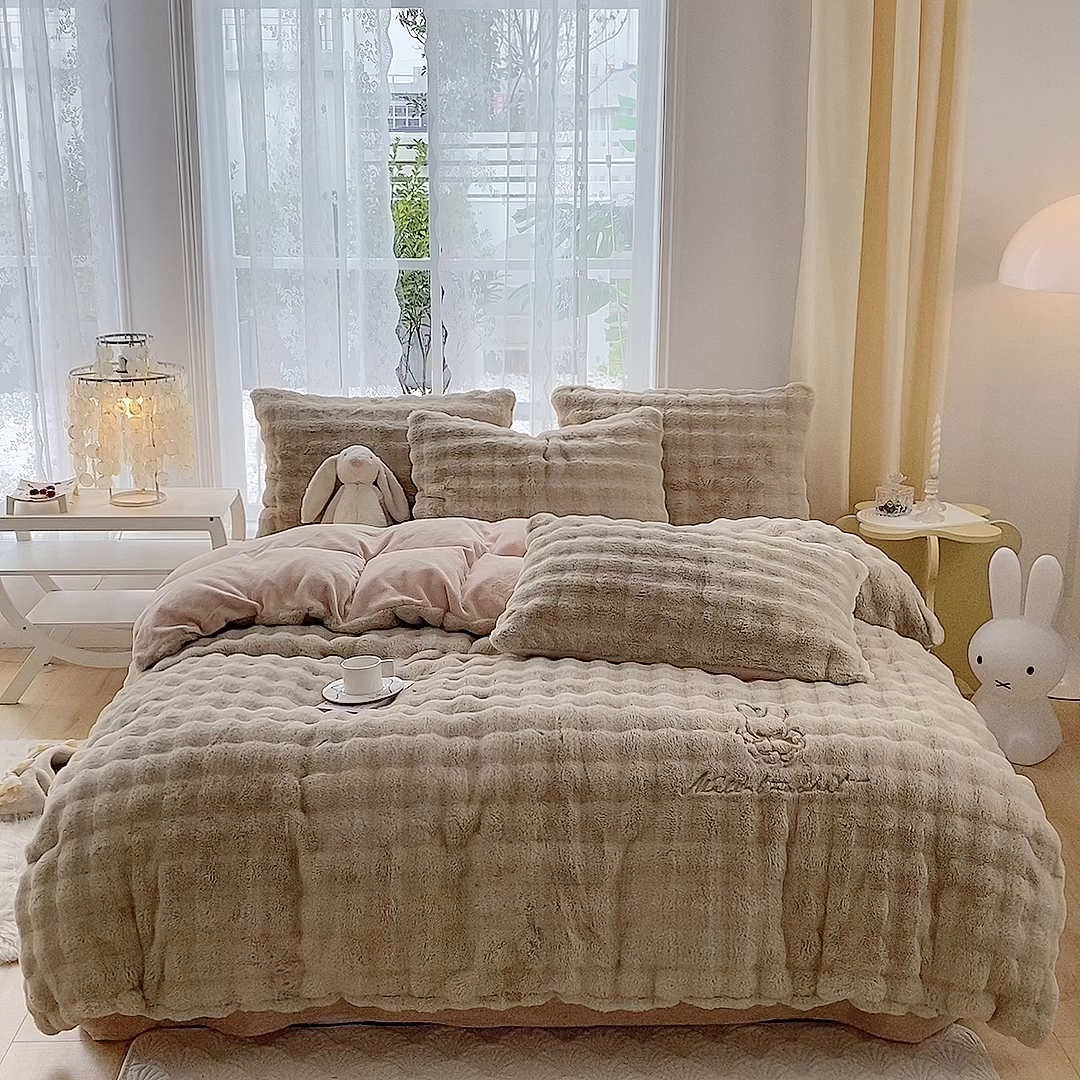 91家纺网 家纺一手货源 找家纺 潮邦创意家居 2025新款小米兔泡泡兔绒保暖四件套 米兔卡其