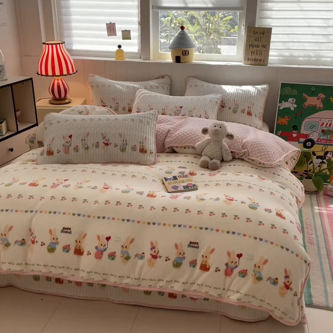 91家纺网 家纺一手货源 找家纺 贝扬思家纺 2025新款高克重牛奶绒豆豆被套床盖四件套-悦心系列 悦心-小兔派对