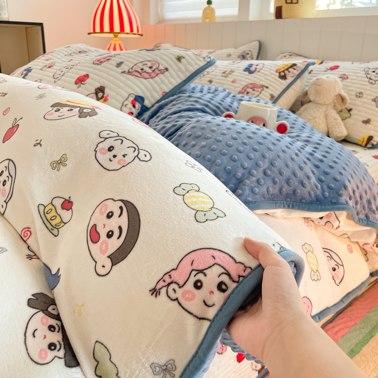 91家纺网 家纺一手货源 找家纺 贝扬思家纺 2025新款高克重牛奶绒豆豆被套床盖四件套-悦心系列 悦心-小小新