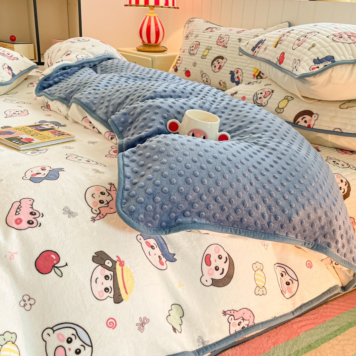 91家纺网 家纺一手货源 找家纺 贝扬思家纺 2025新款高克重牛奶绒豆豆被套床盖四件套-悦心系列 悦心-小小新