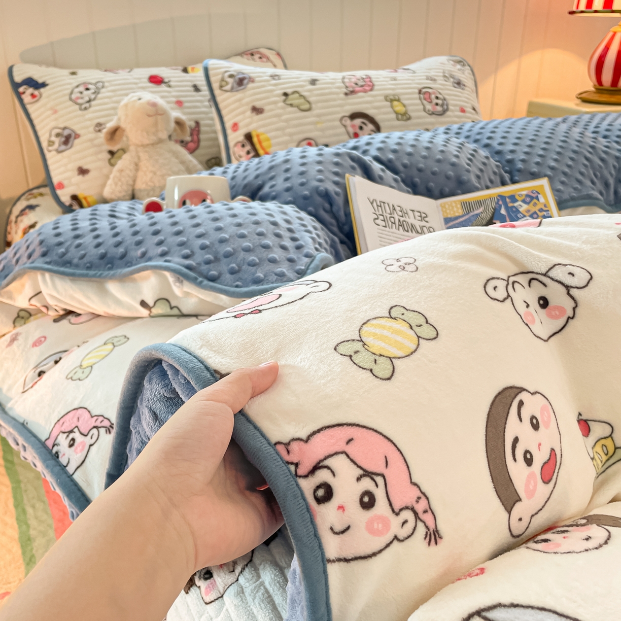 91家纺网 家纺一手货源 找家纺 贝扬思家纺 2025新款高克重牛奶绒豆豆被套床盖四件套-悦心系列 悦心-小小新