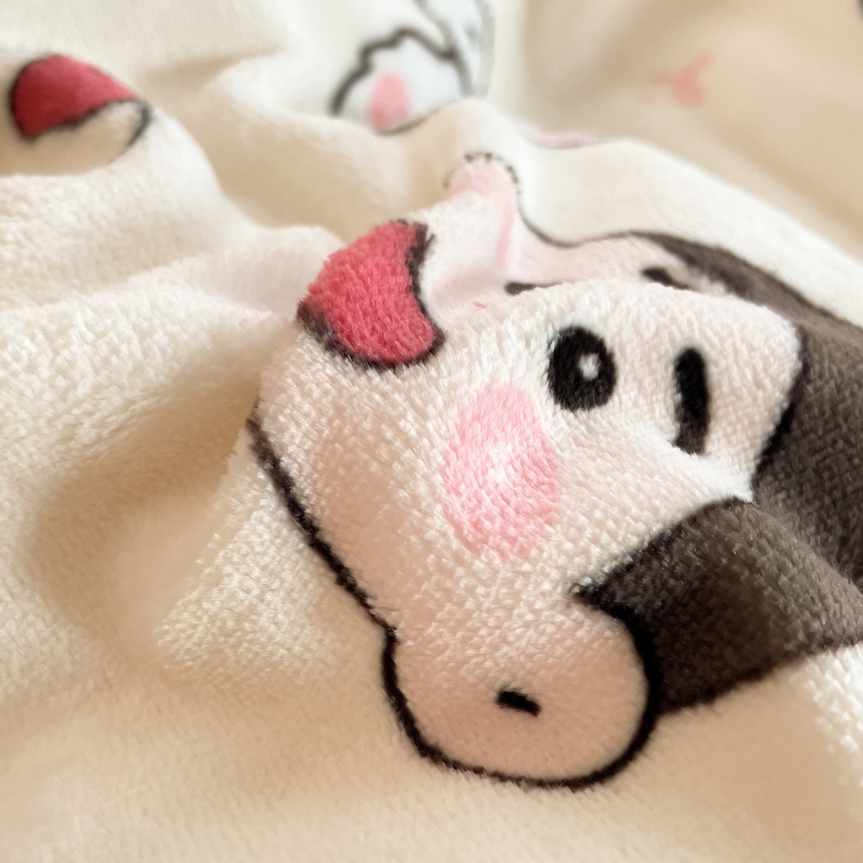 91家纺网 家纺一手货源 找家纺 贝扬思家纺 2025新款高克重牛奶绒豆豆被套床盖四件套-悦心系列 悦心-小小新