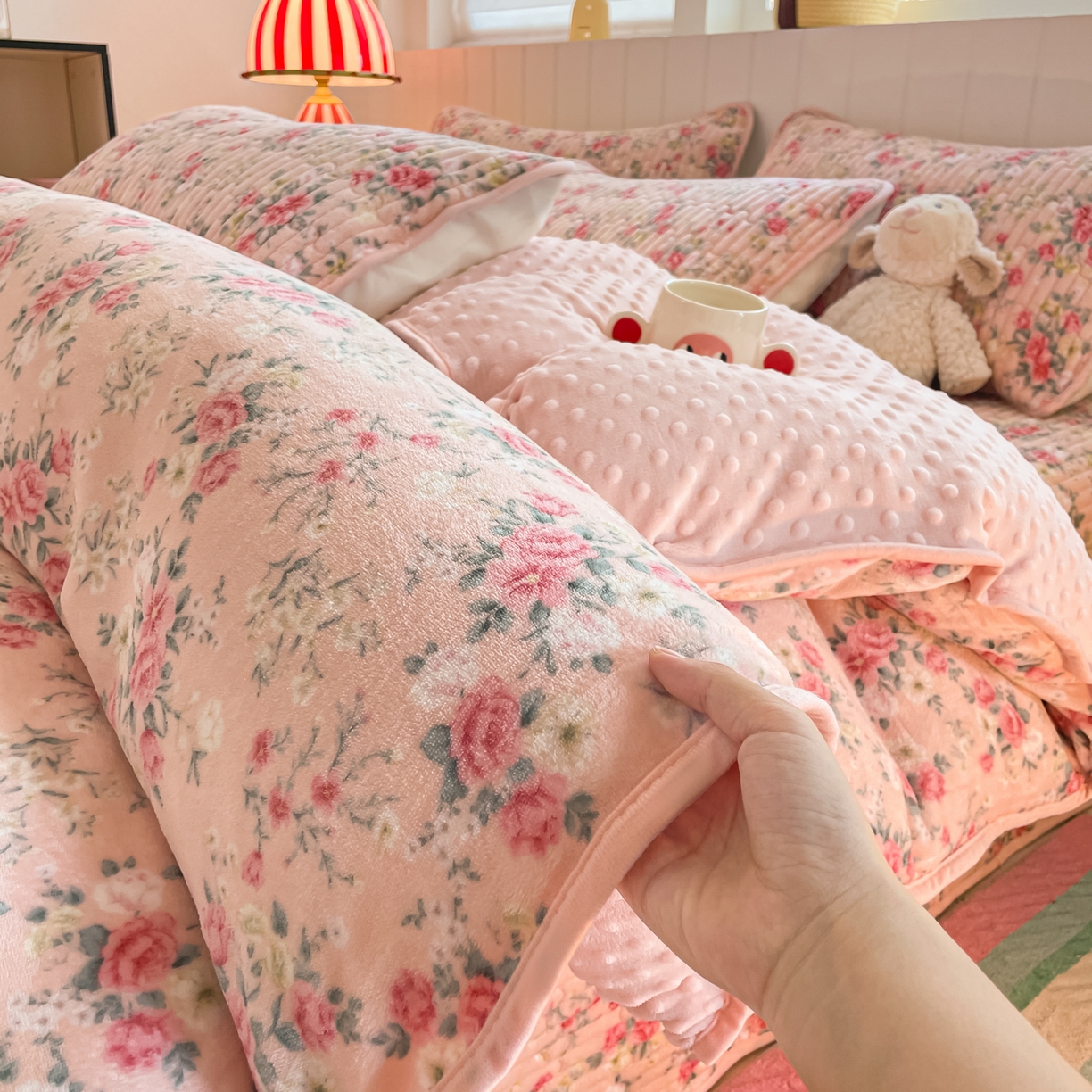 91家纺网 家纺一手货源 找家纺 贝扬思家纺 2025新款高克重牛奶绒豆豆被套床盖四件套-悦心系列 悦心-星辰闪烁