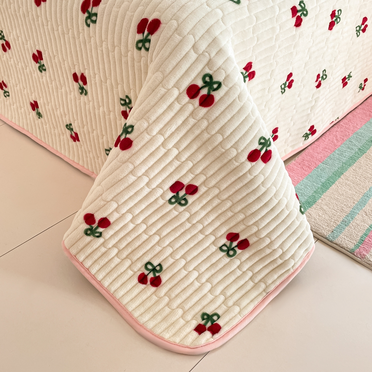 91家纺网 家纺一手货源 找家纺 贝扬思家纺 2025新款高克重牛奶绒豆豆被套床盖四件套-悦心系列 悦心-一口樱桃