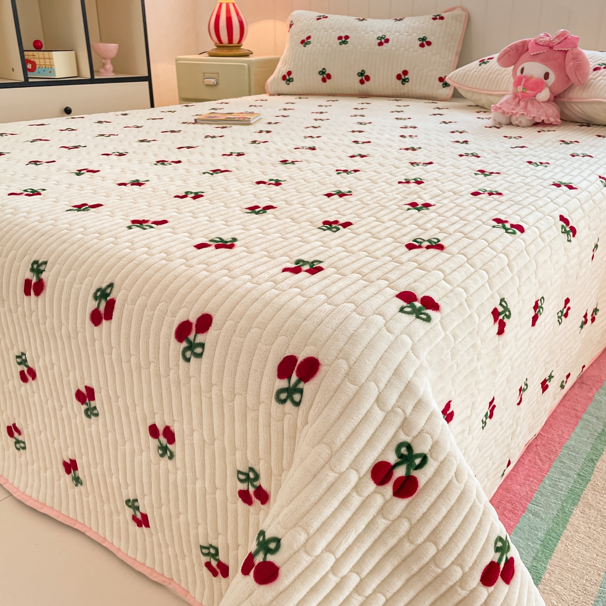 91家纺网 家纺一手货源 找家纺 贝扬思家纺 2025新款高克重牛奶绒豆豆被套床盖四件套-悦心系列 悦心-一口樱桃