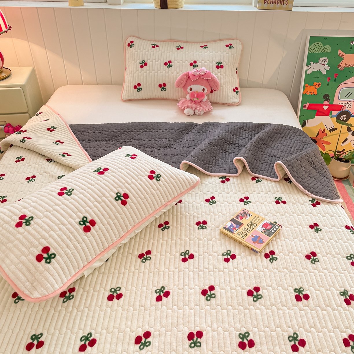 91家纺网 家纺一手货源 找家纺 贝扬思家纺 2025新款高克重牛奶绒豆豆被套床盖四件套-悦心系列 悦心-一口樱桃