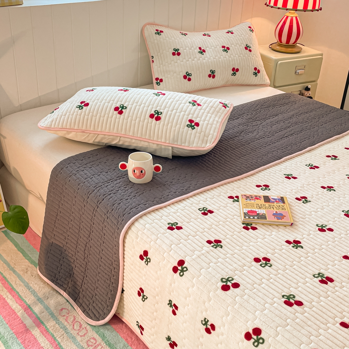 91家纺网 家纺一手货源 找家纺 贝扬思家纺 2025新款高克重牛奶绒豆豆被套床盖四件套-悦心系列 悦心-一口樱桃